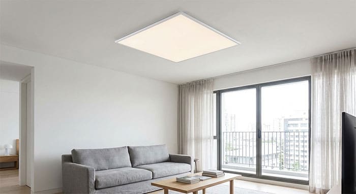 Phòng khách chung cư sử dụng đèn ốp trần tràn viền tạo cảm giác rộng rãi