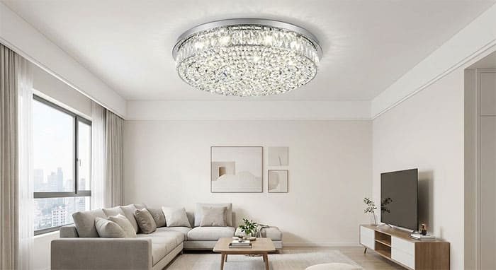 Phòng khách chung cư trần thấp 2m6 sử dụng đèn mâm pha lê ốp sát trần tạo cảm giác thoáng đãng