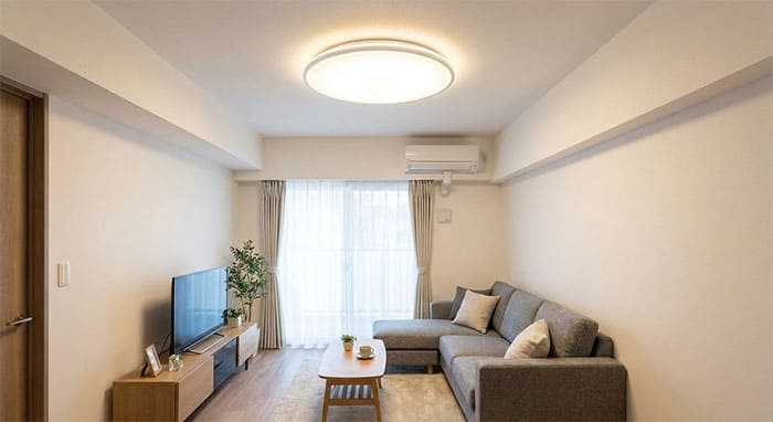 Phòng khách chung cư trần thấp sử dụng đèn mâm siêu mỏng