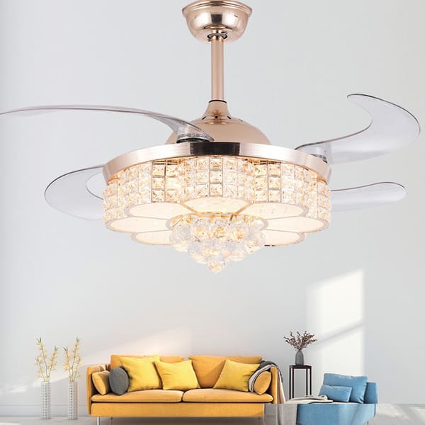 Phòng khách chung cư trần thấp trở nên sang trọng hơn với quạt đèn ốp trần pha lê giấu cánh