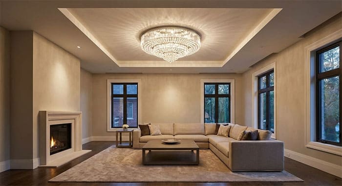 Phòng khách có kiến trúc vuông vức sử dụng đèn mâm pha lê tròn để tạo sự mềm mại