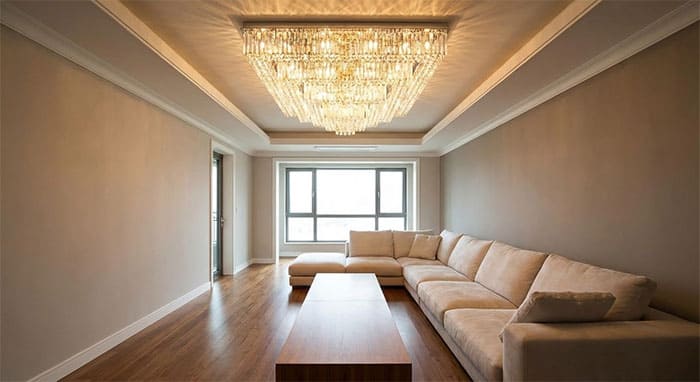 Phòng khách dài hẹp sử dụng đèn mâm pha lê chữ nhật kết hợp sofa góc L