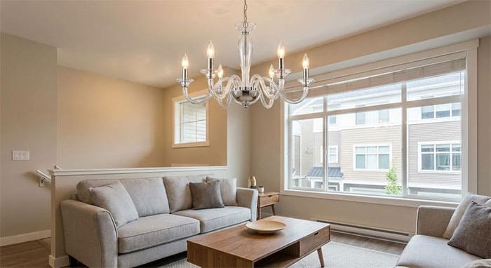 Phòng khách nhà phố hiện đại sử dụng đèn chùm tay trơn thủy tinh