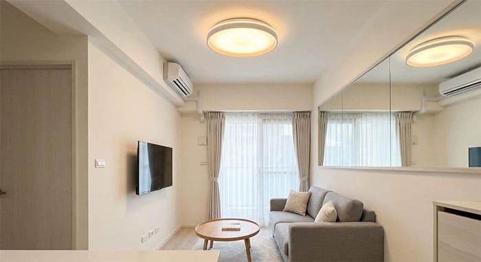 Phòng khách nhỏ sử dụng đèn mâm tròn để tối ưu diện tích