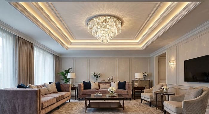Phòng khách sử dụng đèn mâm pha lê ốp trần với tỷ lệ kích thước chuẩn so với ô trần thạch cao