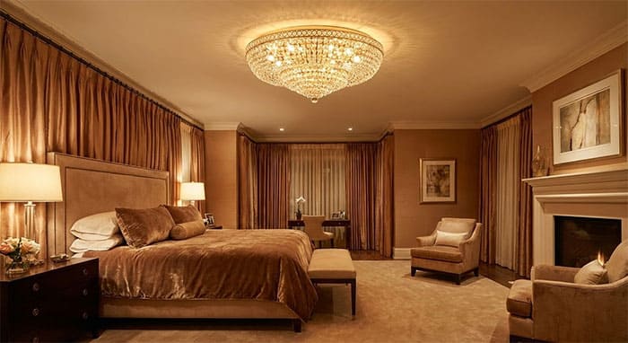 Phòng ngủ Master sang trọng và ấm cúng với đèn mâm pha lê ốp trần ánh sáng vàng