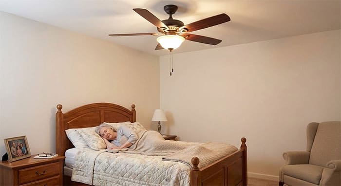 Quạt trần 5 cánh lắp đặt trong phòng ngủ người cao tuổi mang lại giấc ngủ sâu