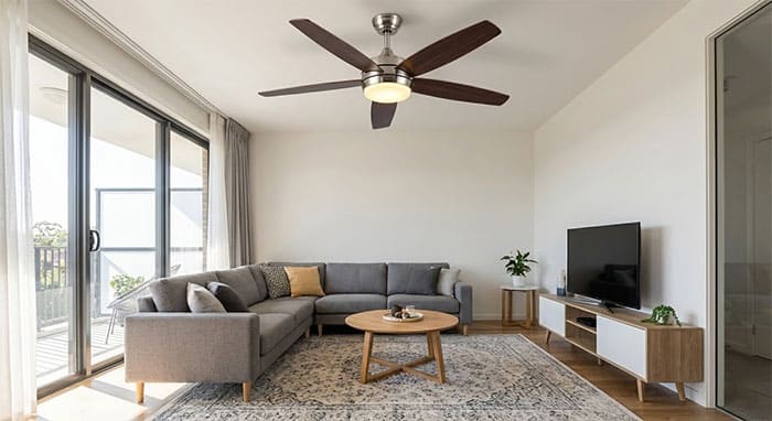 Quạt trần 5 cánh sải 1m4 lắp đặt hài hòa trong phòng khách chung cư 20m2