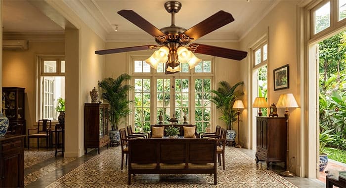 Quạt trần đèn cánh gỗ chiếu sáng phòng khách phong cách Indochine