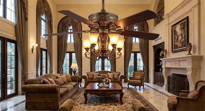 Quạt trần đèn cổ điển lắp đặt tại phòng khách biệt thự sang trọng