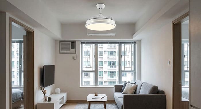 Quạt trần đèn sát trần lắp đặt gọn gàng trong phòng khách chung cư trần thấp