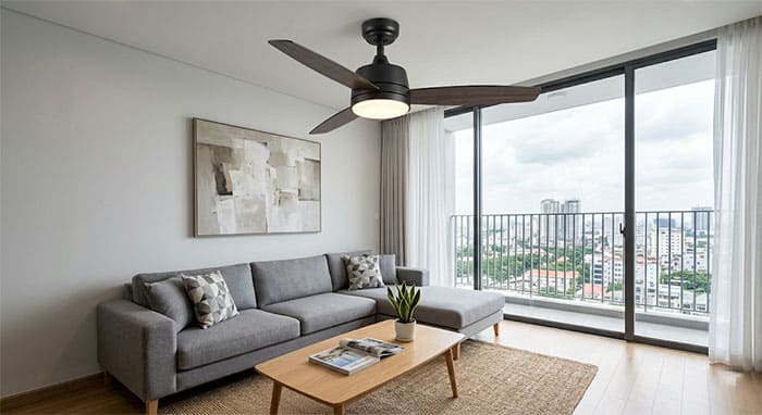 Quạt trần đèn tích hợp công năng chiếu sáng và làm mát cho phòng khách hiện đại