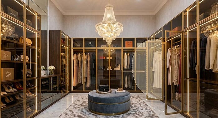 Quy tắc khoảng cách an toàn khi treo đèn thả pha lê trong không gian tủ quần áo cánh mở