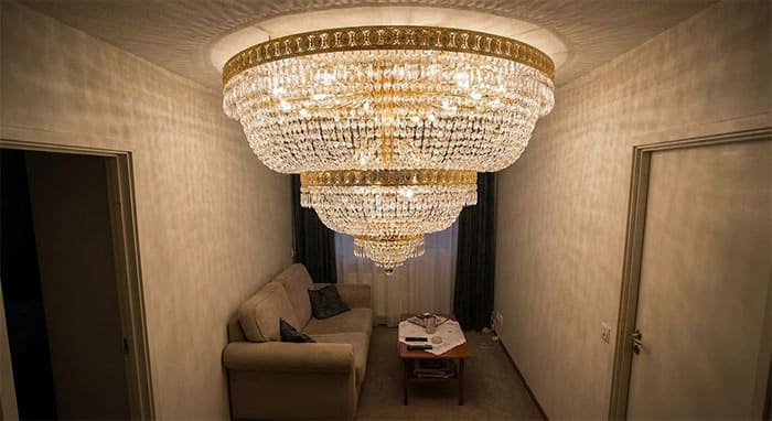 Sai lầm khi chọn đèn quá khổ cho phòng khách nhỏ