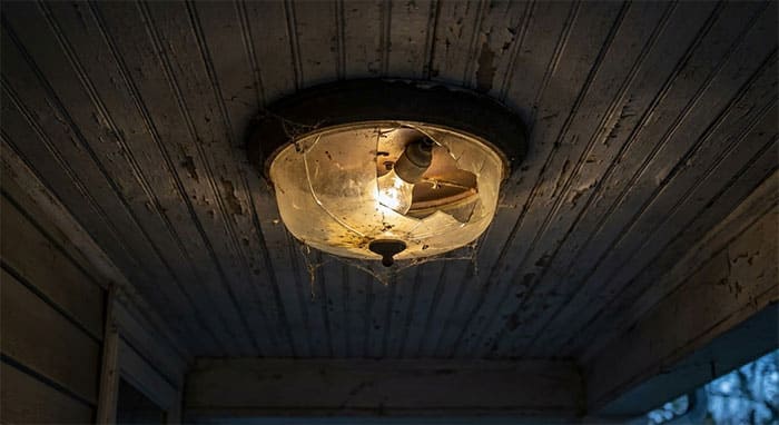 Sai lầm lắp đèn hiên nhà hỏng nhấp nháy tạo âm khí