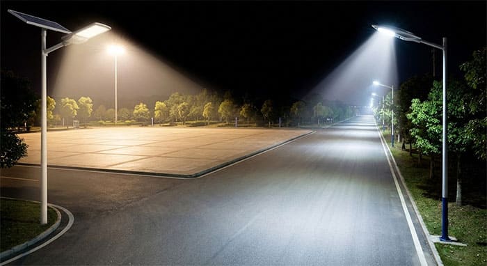 Sơ đồ minh họa góc chiếu tỏa rộng của đèn bàn chải và góc chiếu xa của đèn phi thuyền