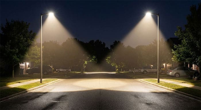 Sơ đồ minh họa khoảng cách lắp đặt và vùng giao thoa ánh sáng giữa 2 cột đèn