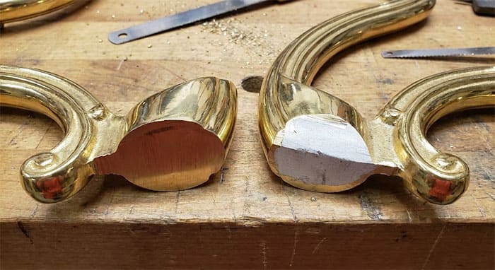 So sánh mặt cắt khung đèn bằng đồng và khung hợp kim