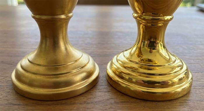 So sánh màu vàng 24K ấm áp và màu mạ vàng giả sáng chói