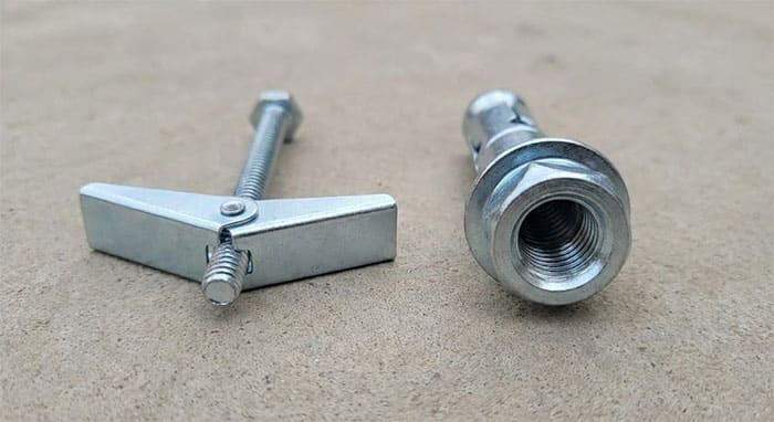 So sánh vít bướm thạch cao và nở đạn sắt treo đèn