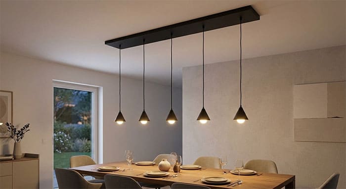 Sử dụng mâm ốp trần chữ nhật lớn để che lỗ thạch cao cũ