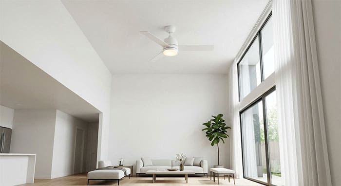 Sử dụng quạt trần màu trắng sứ tiệp với màu trần để tạo cảm giác không gian cao rộng hơn