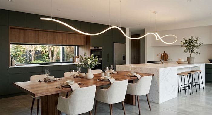 Ứng dụng đèn thả LED uốn lượn phía trên bàn ăn dài