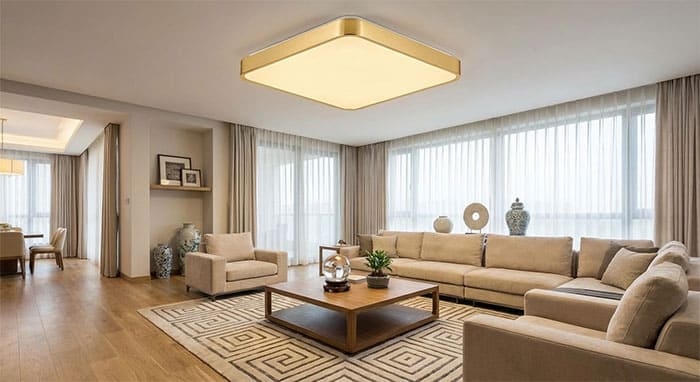 Bố trí đèn ốp trần vuông tại trung cung phòng khách để kích hoạt cung tài lộc đất đai