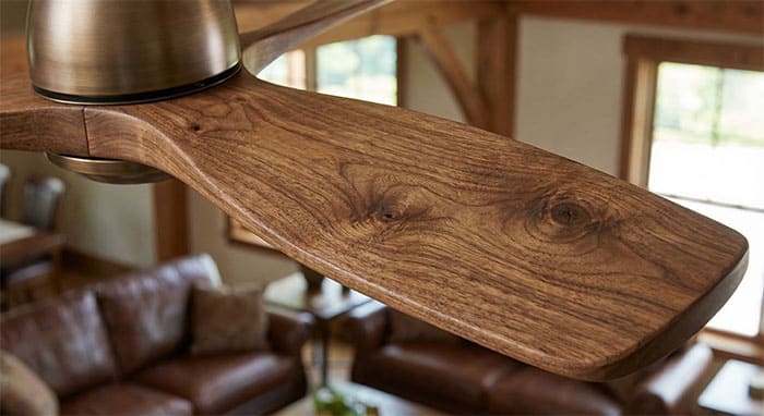 Cận cảnh vân gỗ tự nhiên sắc nét trên cánh quạt trần nguyên khối