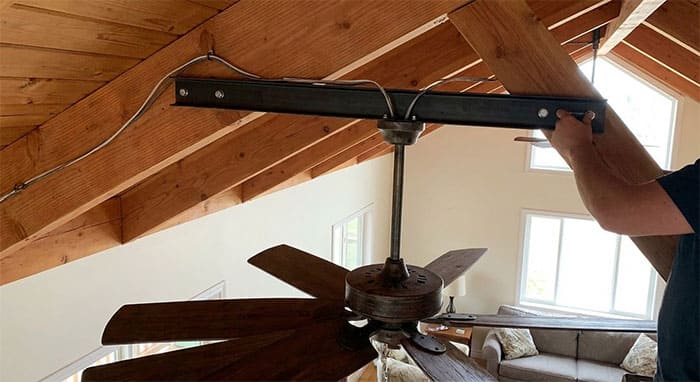 Giải pháp gia cố khung thép để treo quạt trần cho nhà mái thái không có trần bê tông