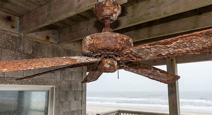 Hình ảnh quạt trần cánh sắt bị ăn mòn và gỉ sét nghiêm trọng do hơi muối biển