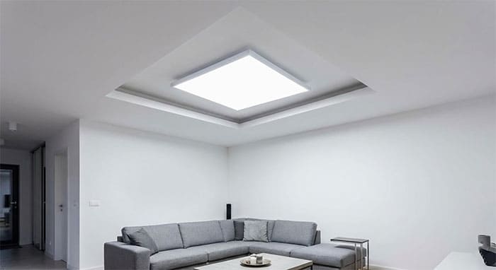 Lỗi lắp đèn mâm vuông bị lệch góc so với viền trần thạch cao gây mất thẩm mỹ