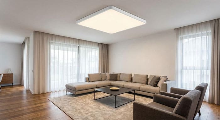 Lưu ý không để góc nhọn của đèn vuông chĩa thẳng xuống khu vực ghế ngồi sinh hoạt