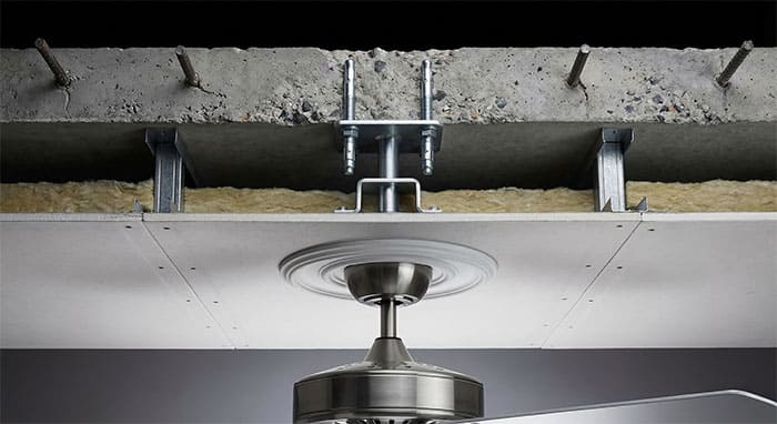 Mô phỏng mặt cắt trần thạch cao và vị trí treo quạt an toàn vào trần bê tông