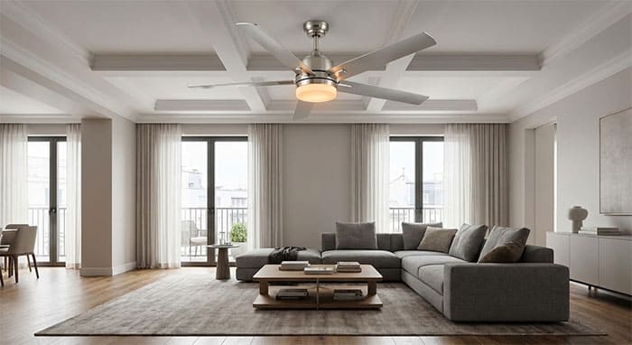 Phòng khách hiện đại lắp đặt quạt trần 5 cánh có đèn LED đổi màu