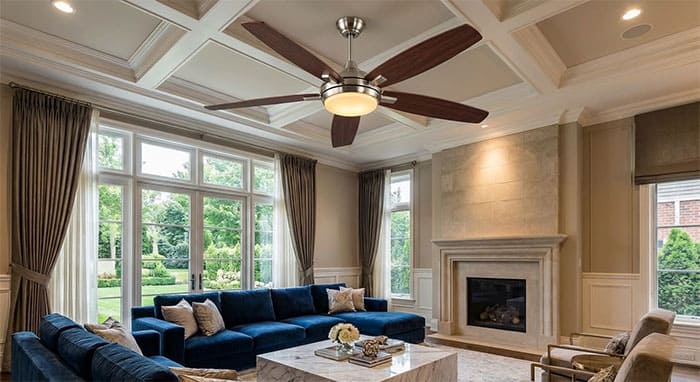 Quạt trần 5 cánh lắp đặt trong phòng khách sang trọng mang lại vẻ đẹp cân đối