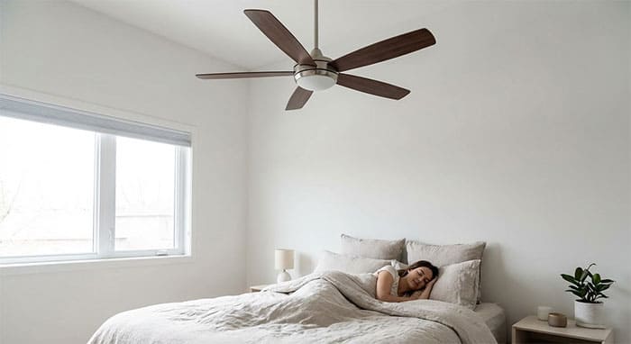 Quạt trần 5 cánh vận hành êm ái trong phòng ngủ hiện đại