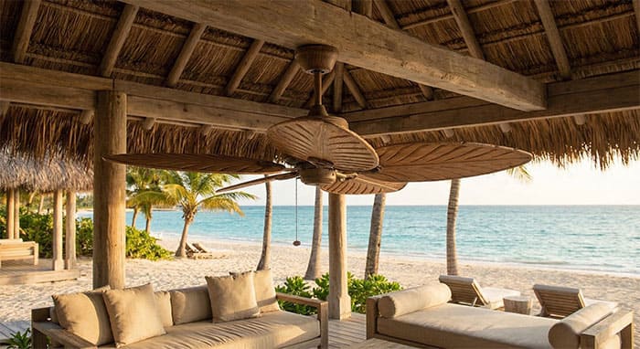Quạt trần cánh gỗ lắp đặt tại Resort ven biển mang phong cách Tropical