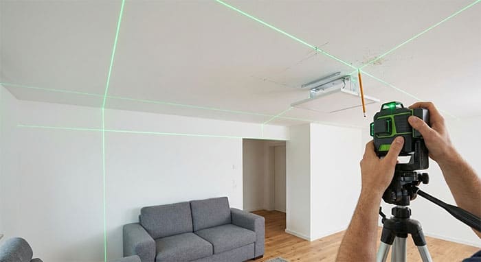 Sử dụng máy cân bằng laser để lấy đường gióng thẳng hàng trước khi khoan bắt giá đỡ đèn