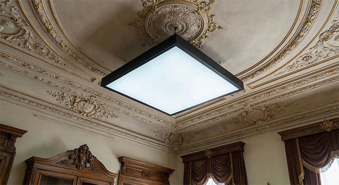 Tuyệt đối tránh lắp đèn mâm vuông tối giản viền đen vào không gian trần nhà Tân Cổ Điển